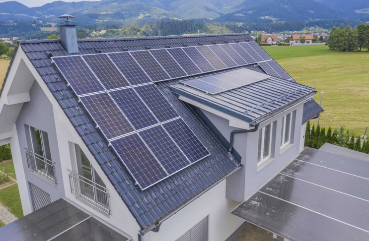 Sunt panourile solare o investiție potrivită pentru tinerii care se gândesc să își construiască o casă?