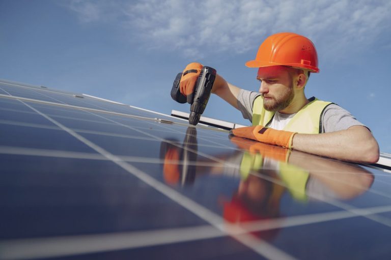 Vrei să montezi panouri fotovoltaice pe casă în această vară? Află acum ce trebuie să faci pentru a finaliza rapid și eficient proiectul