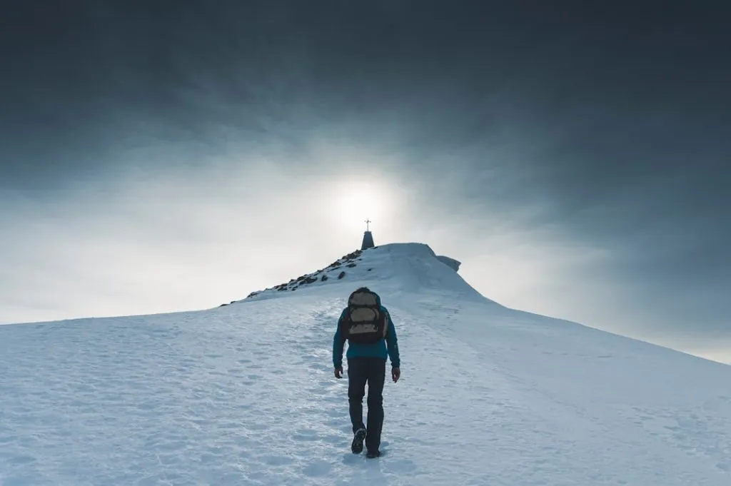 Photo Bucură-te de liniștea și frumusețea peisajelor de munte: Experiențe de trekking și alpinism