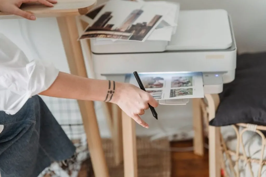 Colorează-ți viața cu aceste idei creative de recycling al unuia dintre cele mai utilizate electronice: 3 argumente pentru care ar trebui să conferi o viață nouă unei imprimante