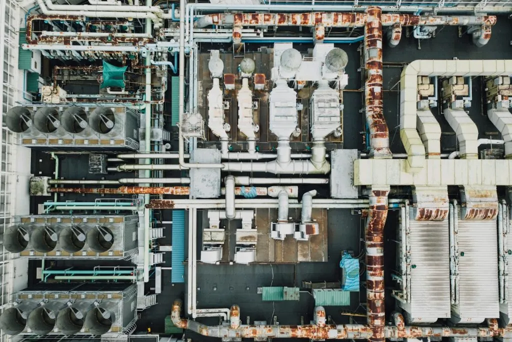 Elementele de fixare a țevilor în instalațiile industriale – ce rol au și cum trebuie alese?