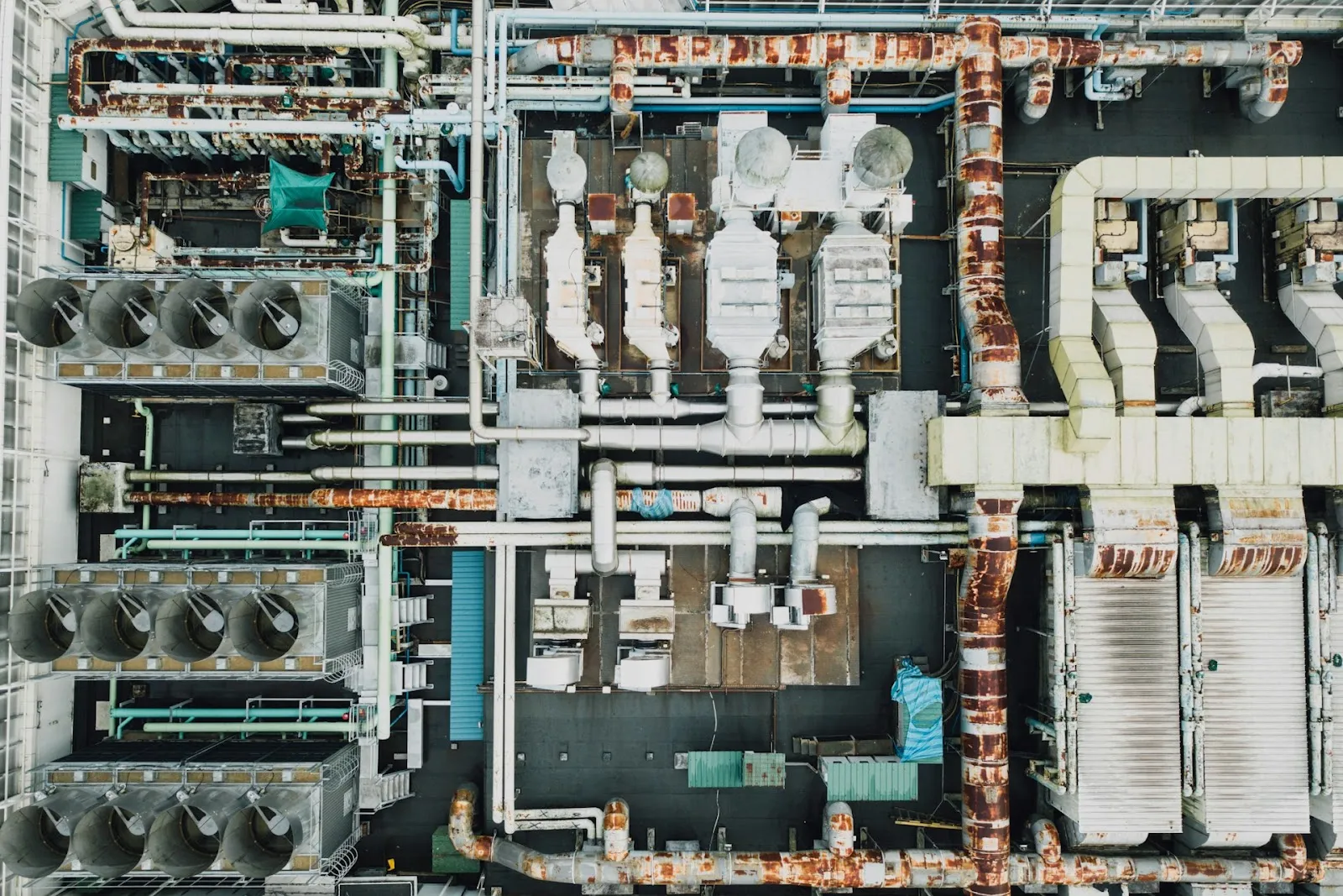 Elementele de fixare a țevilor în instalațiile industriale – ce rol au și cum trebuie alese?