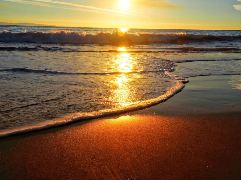 Cum să explorezi litoralul Mării Negre: Plaje, activități și relaxare Photo Beach sunset
