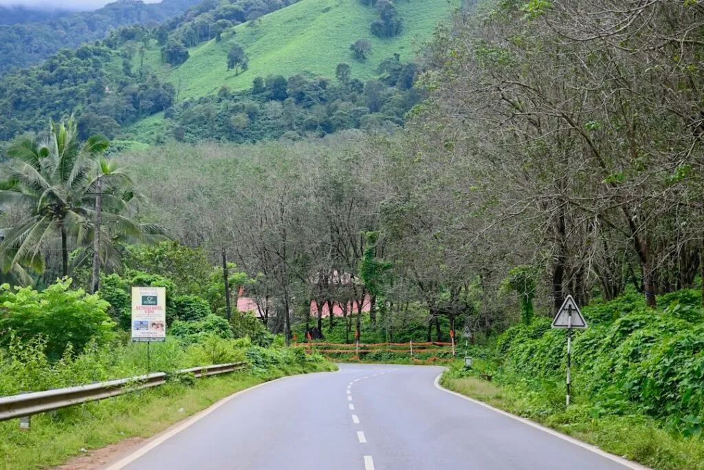 Cele mai bune trasee pentru pasionații de motociclete Photo Mountain roads