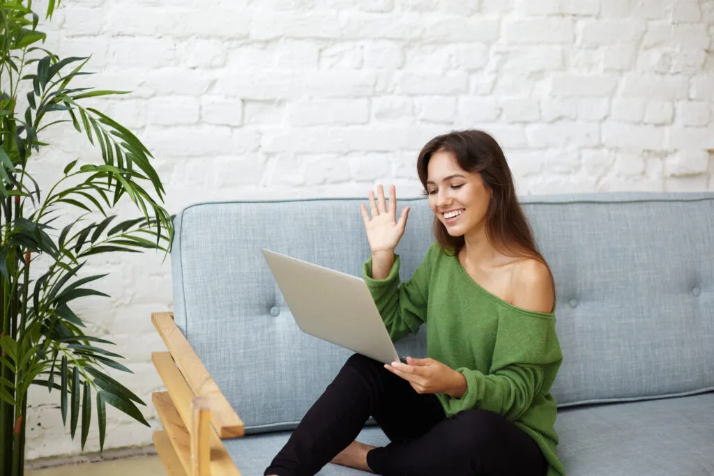 De ce să lucrezi într-un studio de videochat și nu pe cont propriu? De ce să lucrezi într-un studio de videochat și nu pe cont propriu?