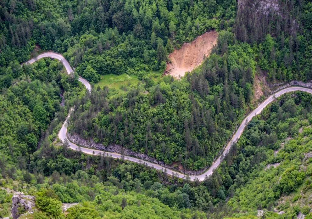 Cum să descoperi frumusețea naturală a Transilvaniei Photo Lush landscapes