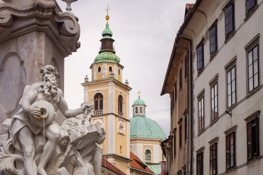 Cum să îți planifici un tur al celor mai frumoase biserici fortificate Photo Medieval church