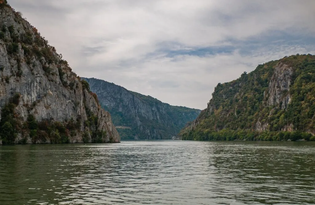 Descoperă frumusețile județului Caraș-Severin Photo Danube Gorges