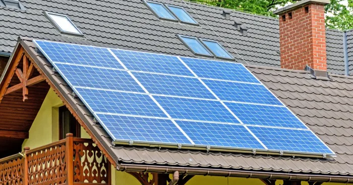 Nano-Coating Autovinător Pe Panouri Fotovoltaice: Tehnologie 2026