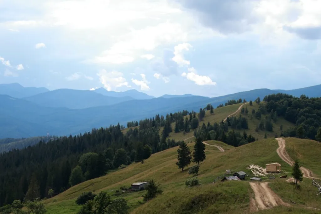 Turism montan pentru iubitorii de aer curat: explorarea naturii în sălbăticie Photo mountain tourism