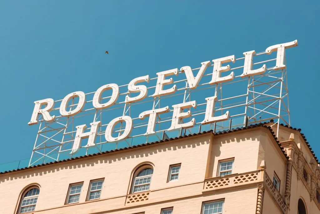Cum să folosești campanii de email pentru hoteluri Photo email campaigns for hotels