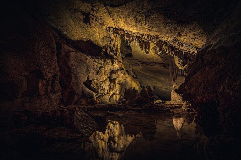 De ce merită explorate peșterile accesibile turiștilor Photo caves