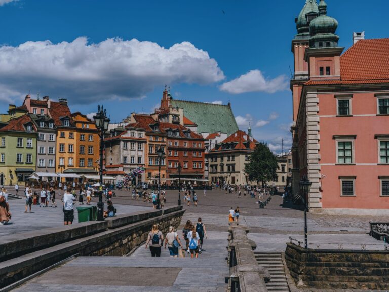Ce poți vizita în Sibiu și împrejurimi într-un weekend prelungit Piață istorică din Sibiu, cu case colorate și acoperișuri cu ferestre mici numite ochii orașului