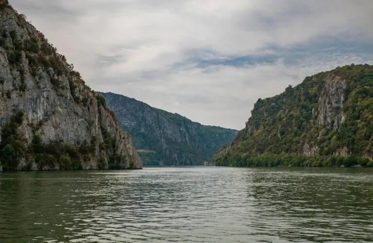 Photo Romanian caves and gorges nature